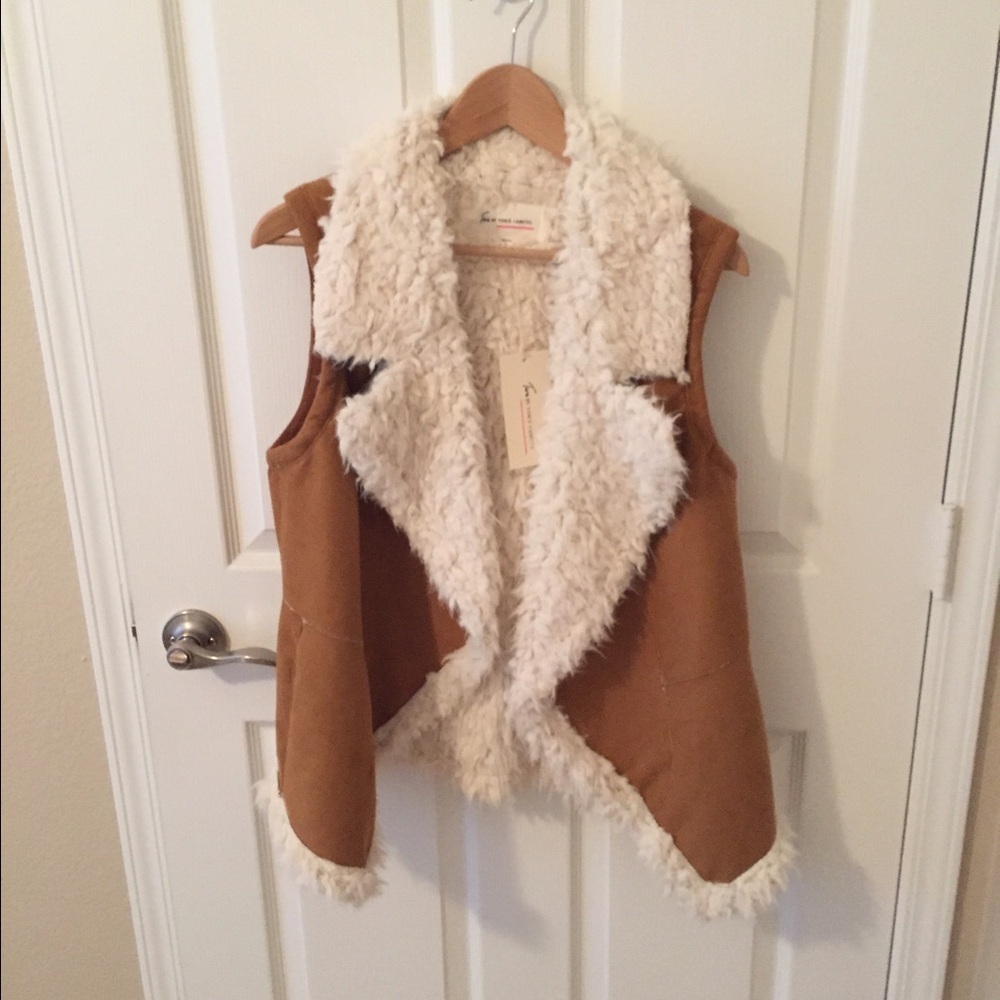 Vince Camuto Tan and White Faux Fur Vest - Picture 2 of 4